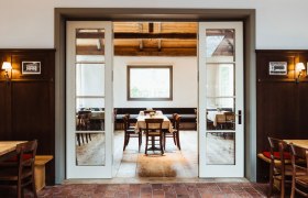 Modernes, zeitloses Ambiente, © Niederösterreich Werbung/David Schreiber Gemütliches Restaurant mit Holzmöbeln und großen Fenstern.