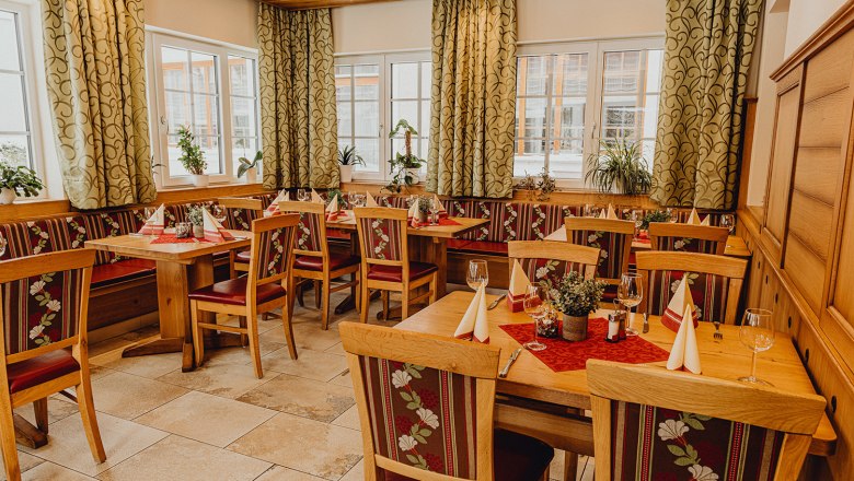 Einkehren in St. Aegyd am Neuwalde, © Niederösterreich Werbung/Klaus Engelmayer Gemütliches Restaurant mit Holzmöbeln, dekorierten Tischen und Pflanzen am Fenster.