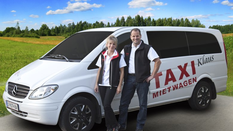 Taxi Mietwagen Klaus, © zVg Zwei Personen stehen vor einem weißen Mercedes-Van mit der Aufschrift 'Taxi Mietwagen Klaus' auf einer ländlichen Straße.