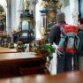 Stift Lilienfeld, © Mostviertel Tourismus/Weinfranz.at Zwei Personen mit Rucksäcken in einer reich verzierten Kirche.