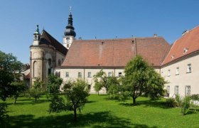 St. Pöltner Dom, © Werner Jäger St. Pöltner Dom mit Garten im Vordergrund.