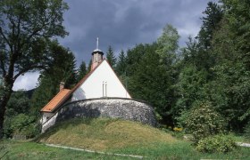 Waldkirchlein St. Aegyd, © Ernst Miglbauer Kleine Kirche im Wald mit steinernem Sockel und rotem Dach.