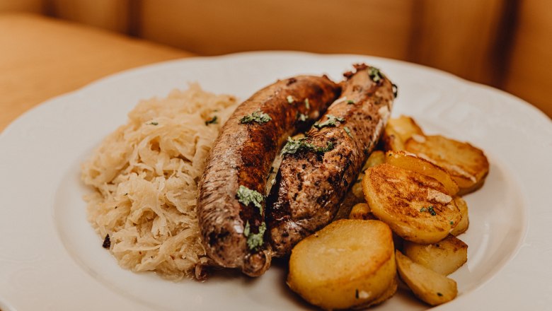 Hausgemachte Leberwurst mit Röstkartoffeln und Sauerkraut, © Niederösterreich Werbung/Klaus Engelmayer Ein Teller mit Leberwurst, Röstkartoffeln und Sauerkraut.