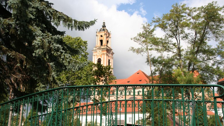 Stift Herzogenburg, © Hans Kopitz Stift Herzogenburg mit Turm und grünem Zaun im Vordergrund.
