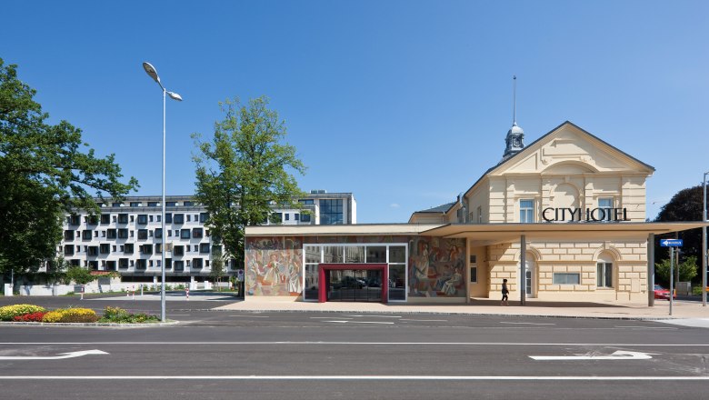 Außenansicht des Cityhotel D & C mit modernem und historischem Gebäudeteil.