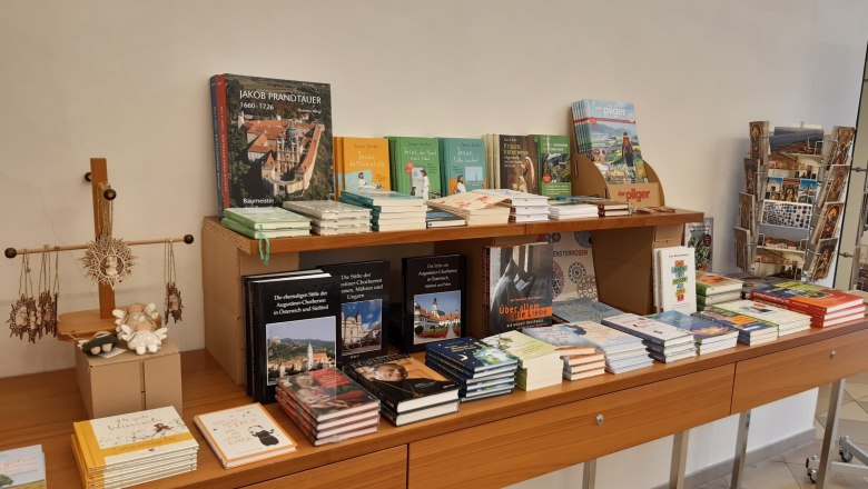 Bücherauswahl im Klosterladen Stift Herzogenburg, © Stift Herzogenburg
