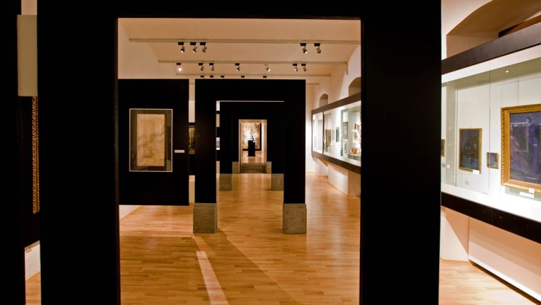 Innenansicht des Stadtmuseums St. P&ouml;lten mit Ausstellungsst&uuml;cken und Gem&auml;lden.