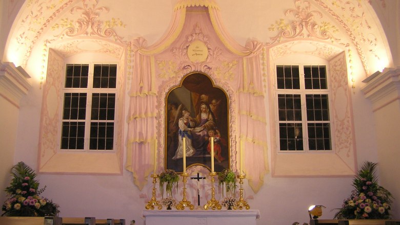 Innenansicht einer Kapelle mit Altar und religi&ouml;sem Gem&auml;lde.