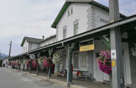 Bahnhof Mariazell mit Blumen und Uhr.