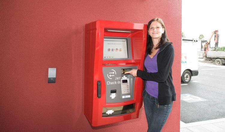 Frau nutzt Check-in-Automat im Cleverhotel Herzogenburg.