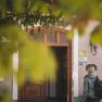Zwei Frauen betreten ein Gasthaus.